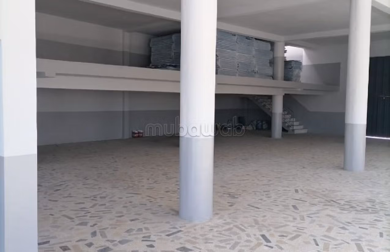 Bel locale commerciale in affitto. Superficie totale 1500 m²