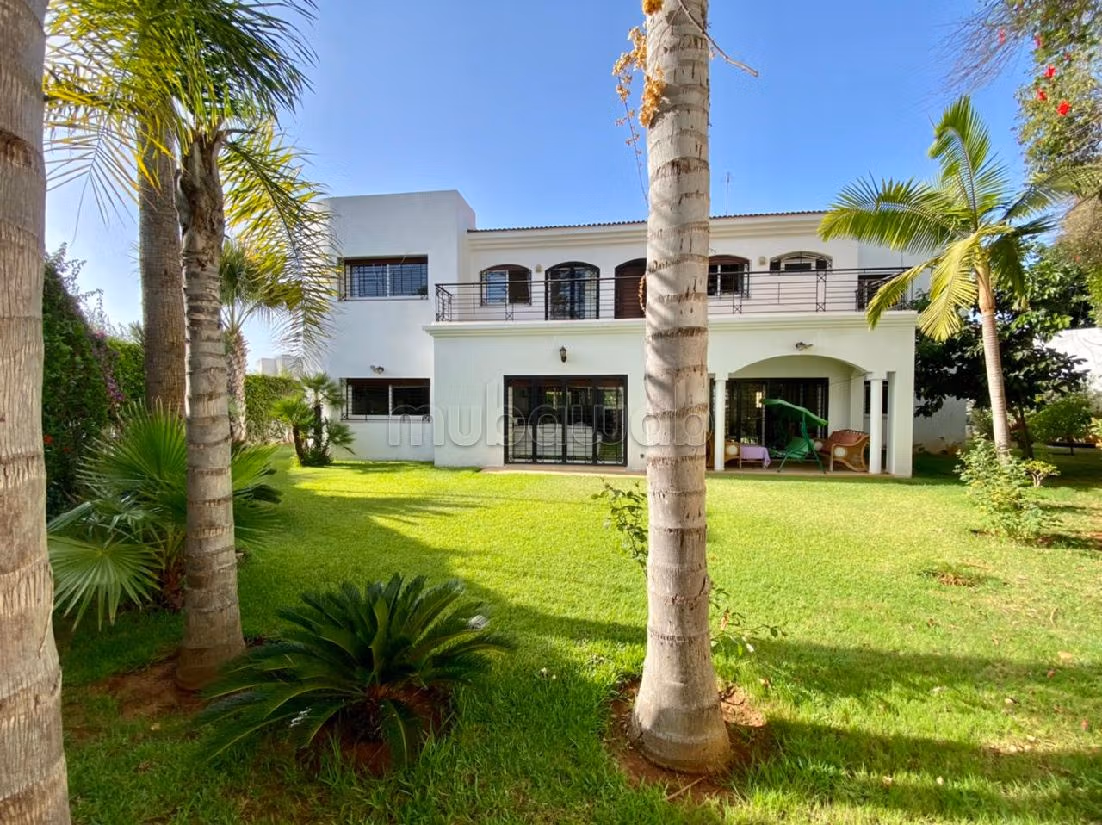 فيلا فخمة للبيع بالرياض. 5 غرف جميلة. مساحة خضراء