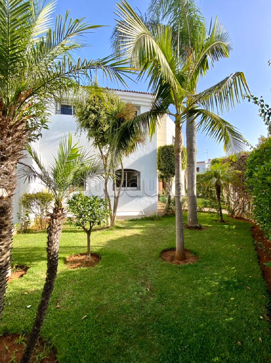 فيلا فخمة للبيع بالرياض. 5 غرف جميلة. مساحة خضراء