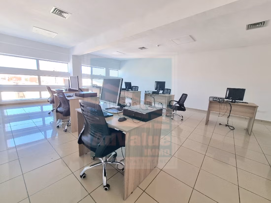 Comodo ufficio in affitto a Liberté. Superficie 63 m². Posto auto e ascensore. 