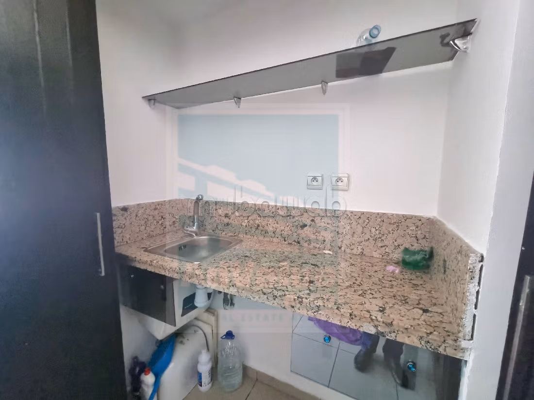 Comodo ufficio in affitto a Liberté. Superficie 63 m². Posto auto e ascensore. 