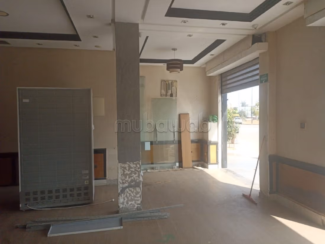 مكاتب ومحلات للبيع بسلا الجديدة. المساحة الإجمالية 98 م². جو مكيف