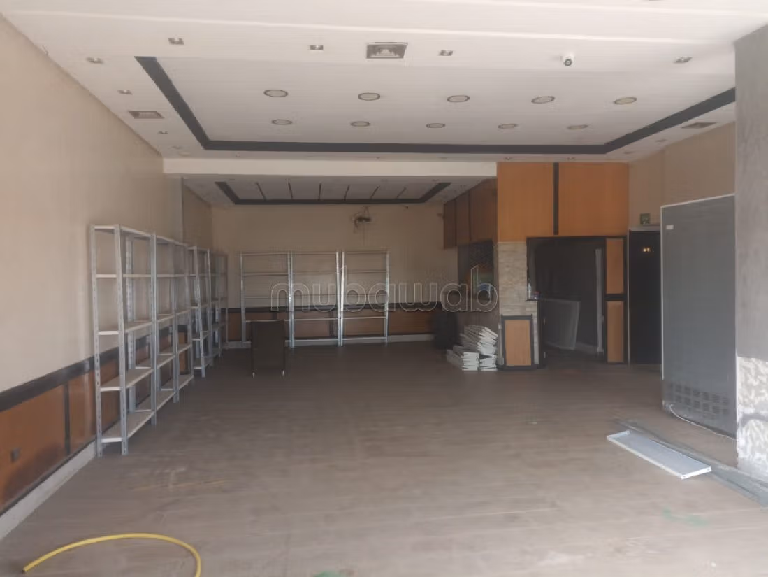 مكاتب ومحلات للبيع بسلا الجديدة. المساحة الإجمالية 98 م². جو مكيف