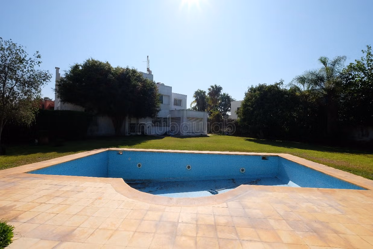 Casa de alto standing en venta en Longchamps (Hay Al Hanâa). 5 bonitas habitaciones. Cuenta con una piscina y una chimenea. 