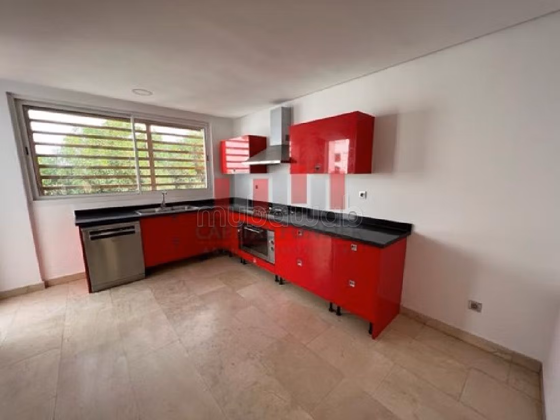 Casa de lujo en alquiler en Bouskoura Ville. 4 dormitorios. Aparcamiento y balcón