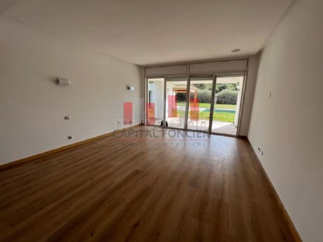 Casa de lujo en alquiler en Bouskoura Ville. 4 dormitorios. Aparcamiento y balcón