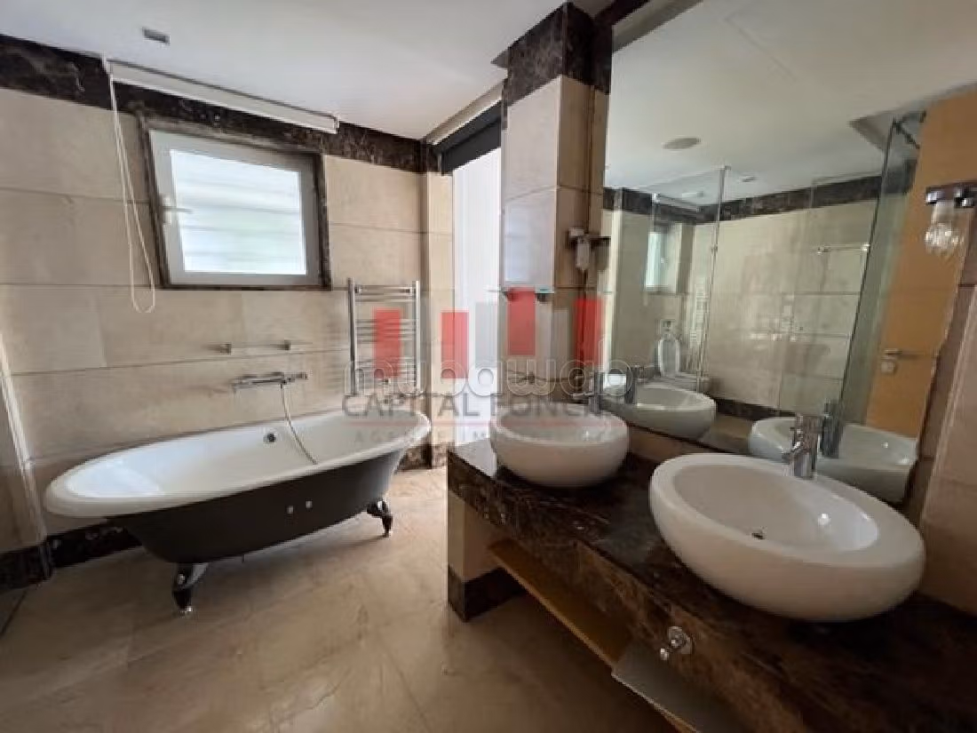 Casa de lujo en alquiler en Bouskoura Ville. 4 dormitorios. Aparcamiento y balcón