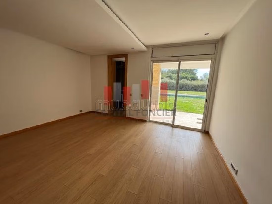 Casa de lujo en alquiler en Bouskoura Ville. 4 dormitorios. Aparcamiento y balcón