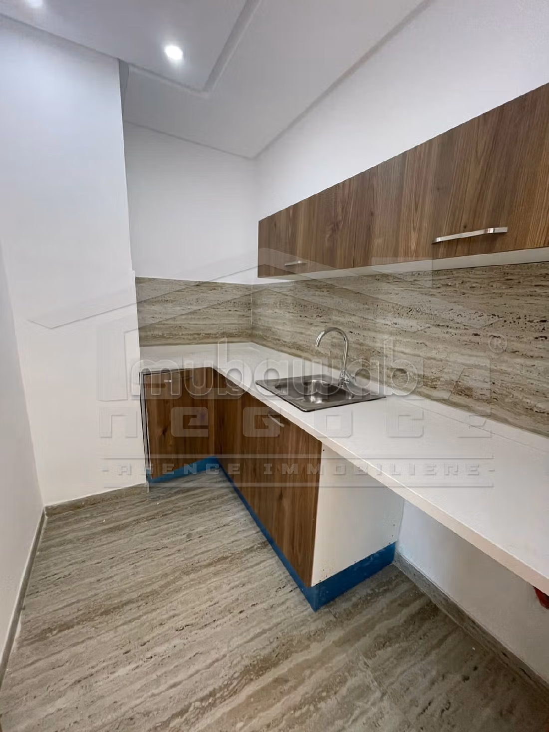 عقارت تجارية للكراء ب سكرة. المساحة 100 م². باب متين،إقامة محروسة. 