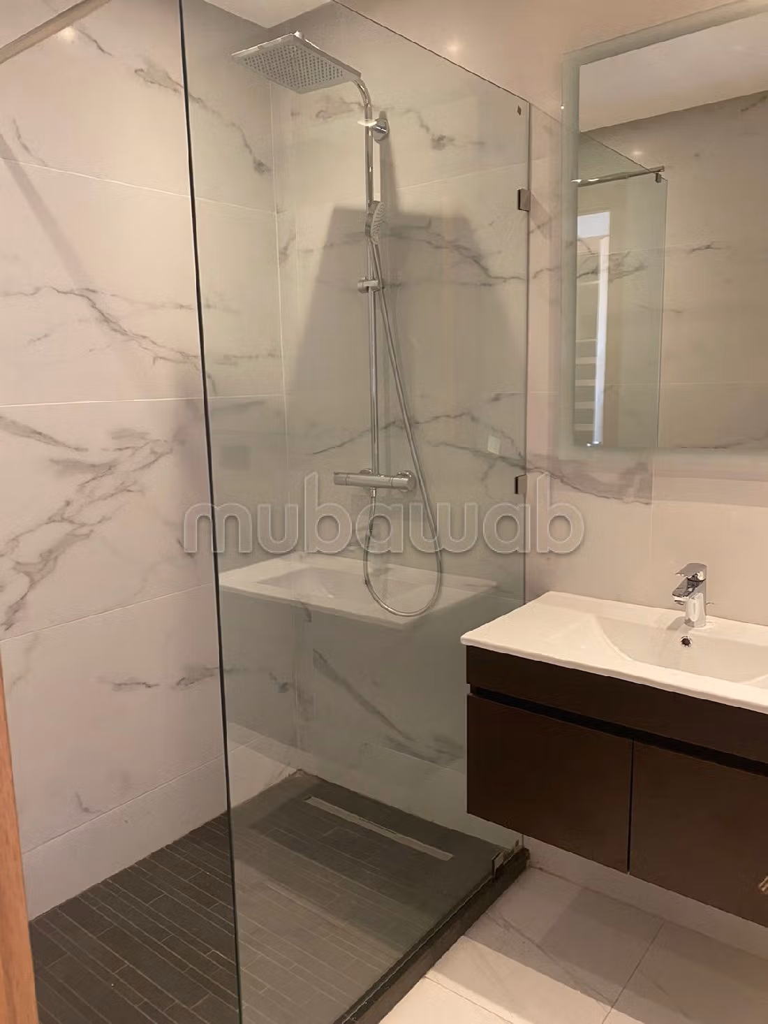 شقة رائعة للإيجار بحي السلام السيال. المساحة الكلية 130 م². مفروشة