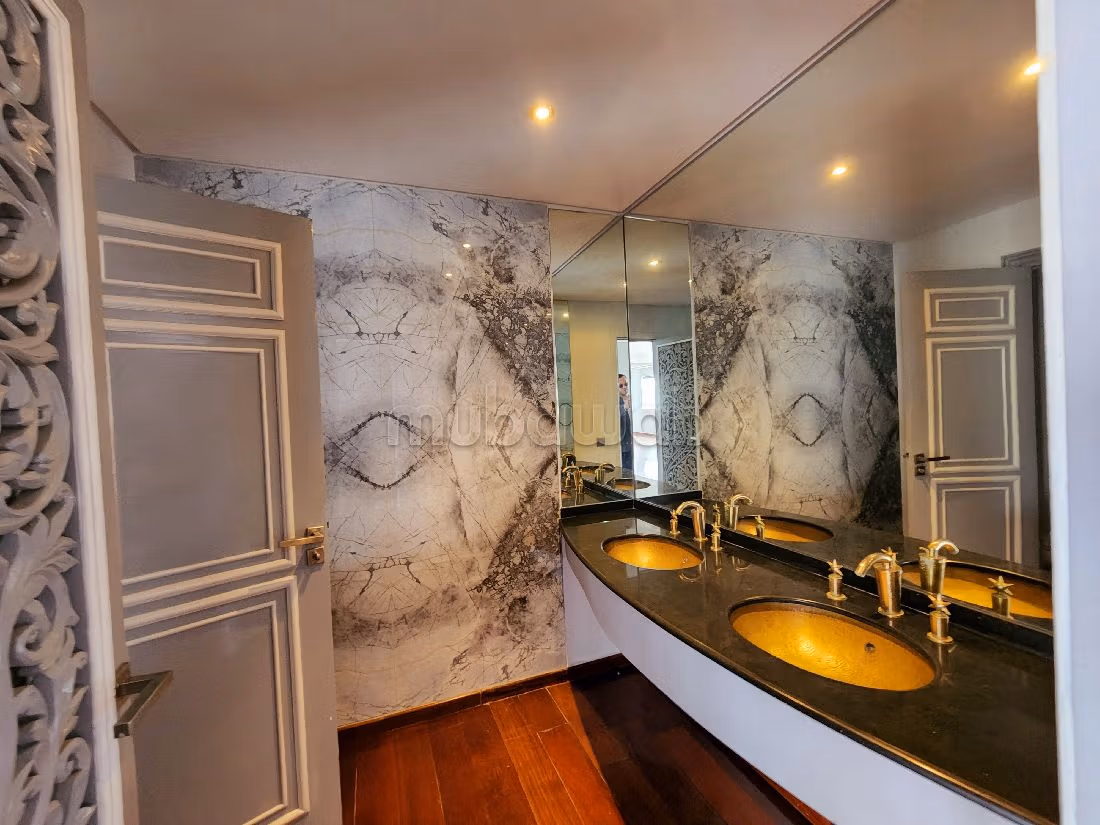 Fabulous apartment for sale in Gauthier. 5 rooms. Garden and lift. 