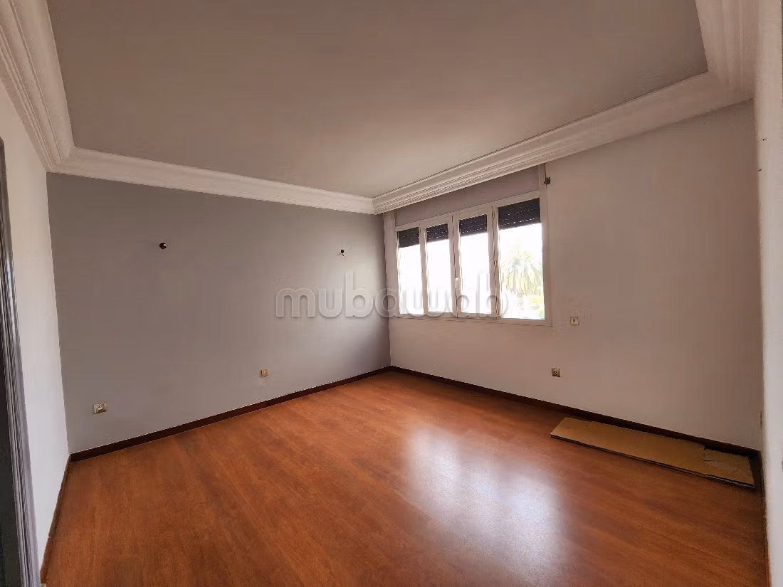 Fabulous apartment for sale in Gauthier. 5 rooms. Garden and lift. 