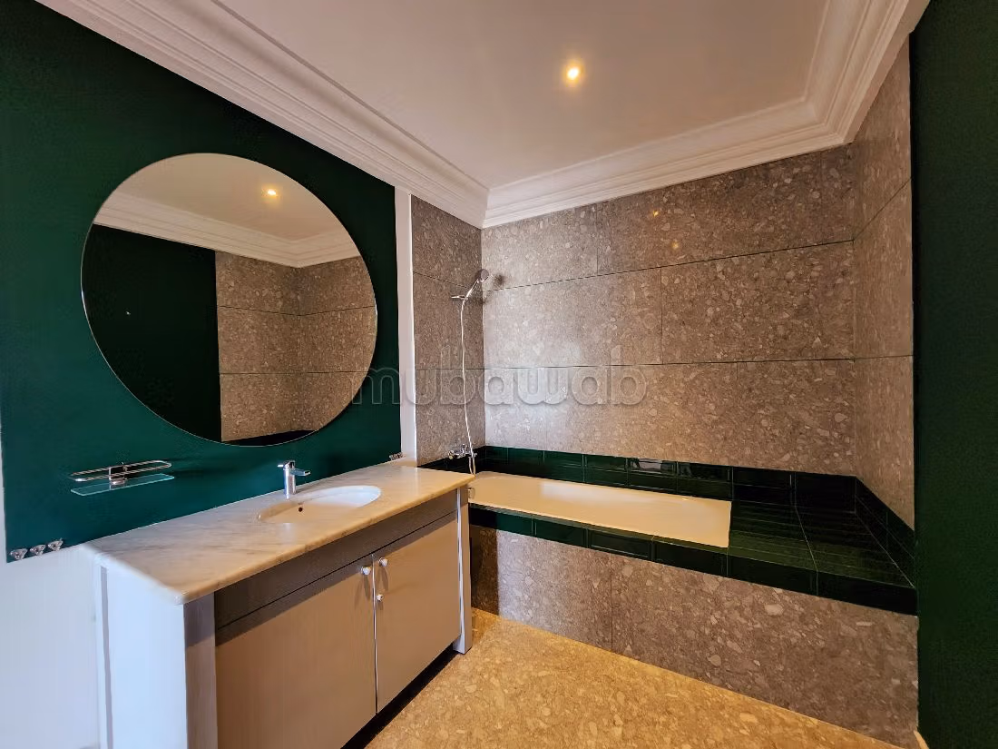 Fabulous apartment for sale in Gauthier. 5 rooms. Garden and lift. 