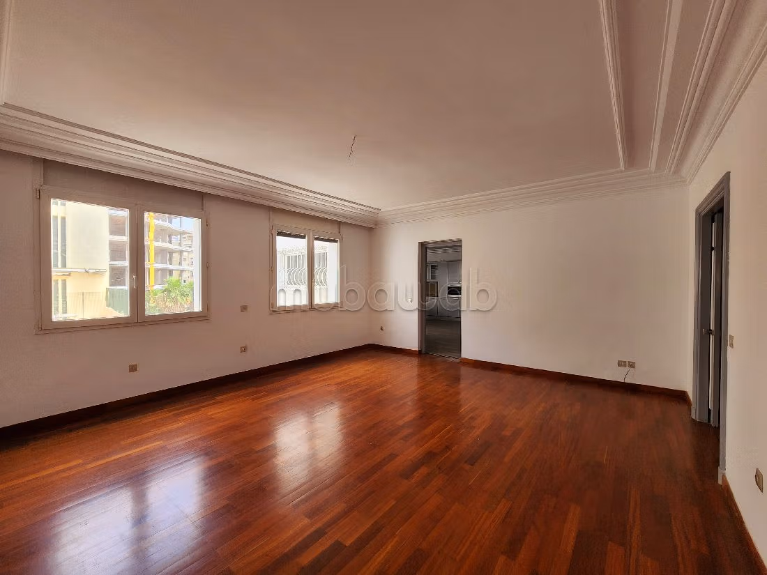 Fabulous apartment for sale in Gauthier. 5 rooms. Garden and lift. 