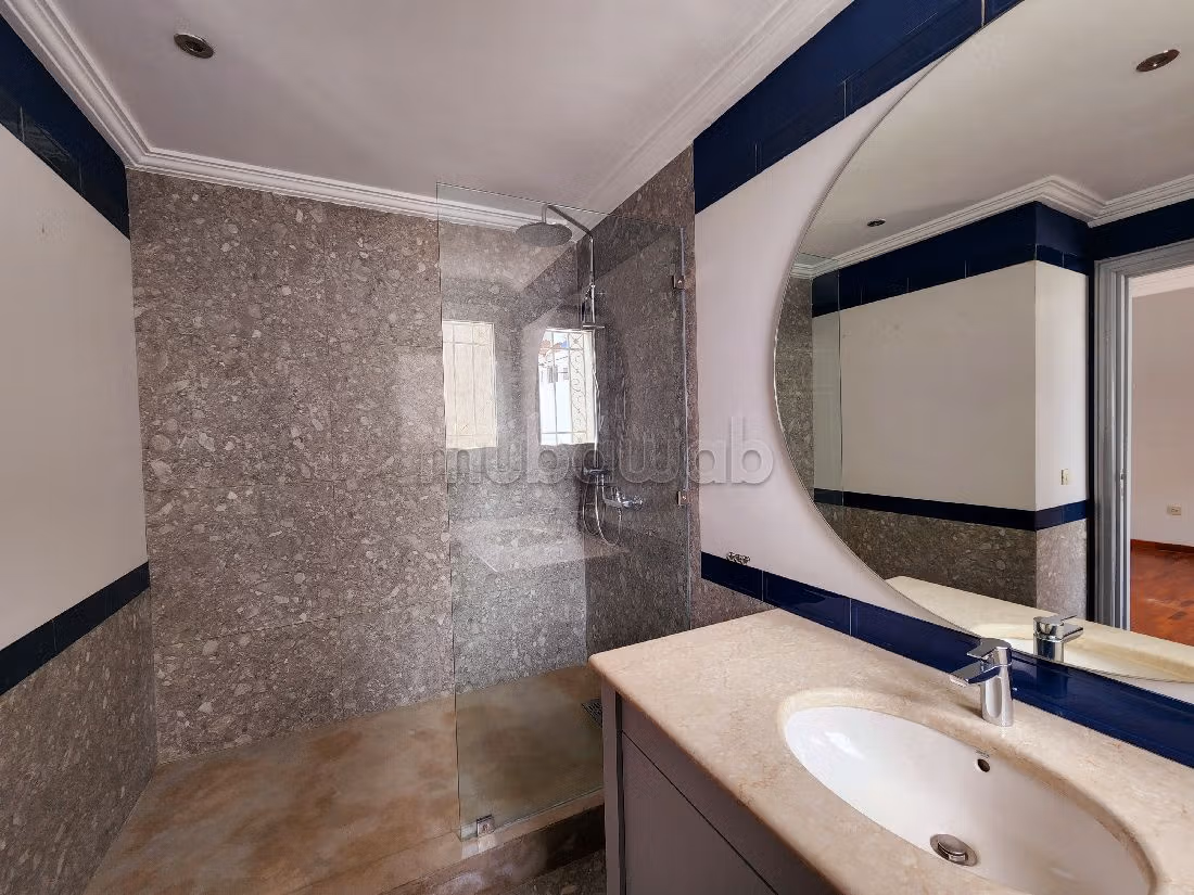 Fabulous apartment for sale in Gauthier. 5 rooms. Garden and lift. 