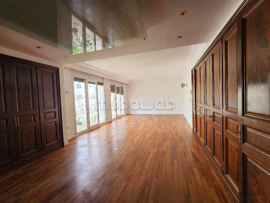 Fabulous apartment for sale in Gauthier. 5 rooms. Garden and lift. 