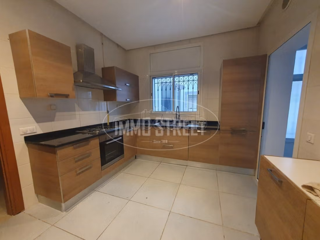 Affitta il tuo appartamento. 5 belle camere da letto. Posto auto e terrazzo