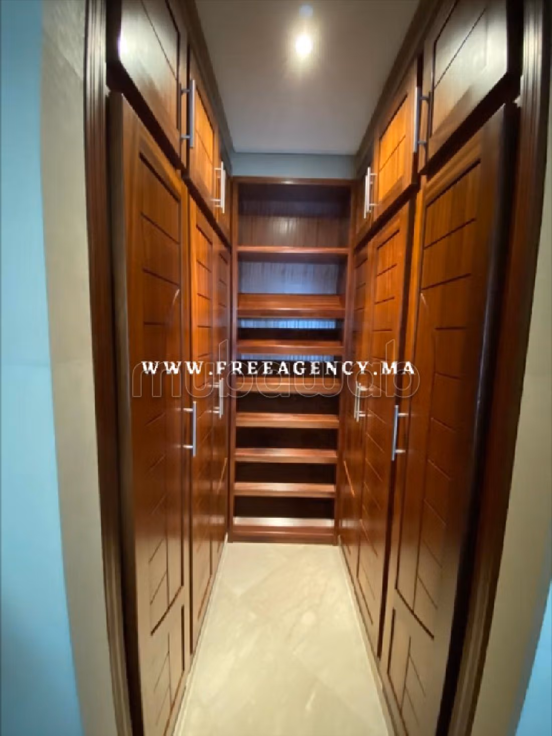 Nu kopen: appartementen in Administratif. Totale oppervlakte 155 m². Volledig gemeubileerd. 