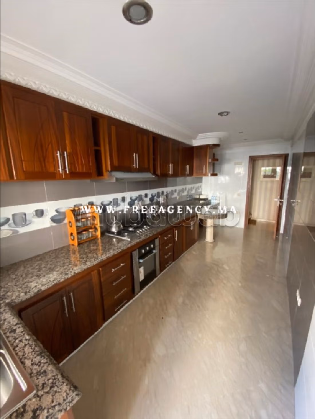 Nu kopen: appartementen in Administratif. Totale oppervlakte 155 m². Volledig gemeubileerd. 