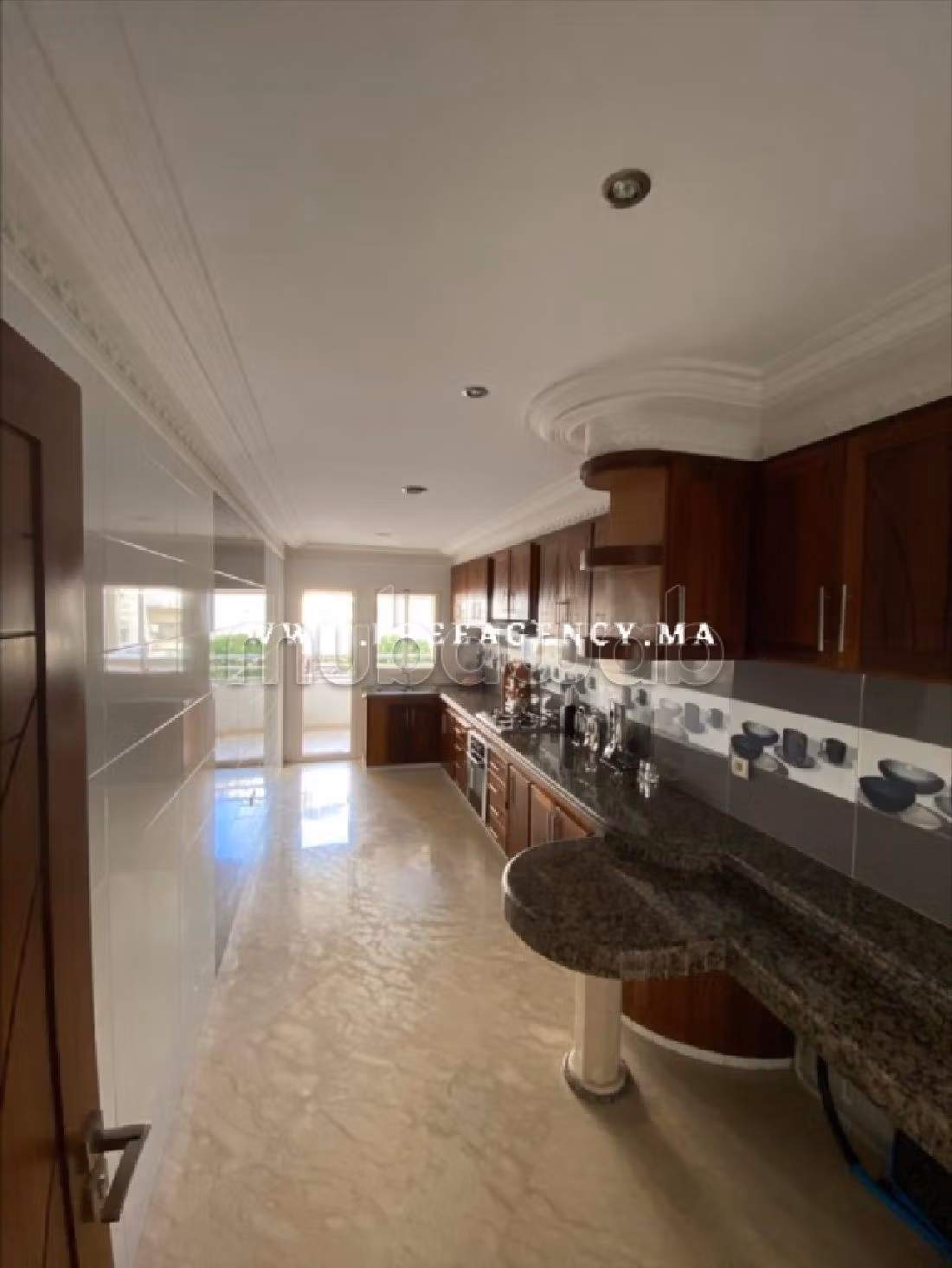 Nu kopen: appartementen in Administratif. Totale oppervlakte 155 m². Volledig gemeubileerd. 