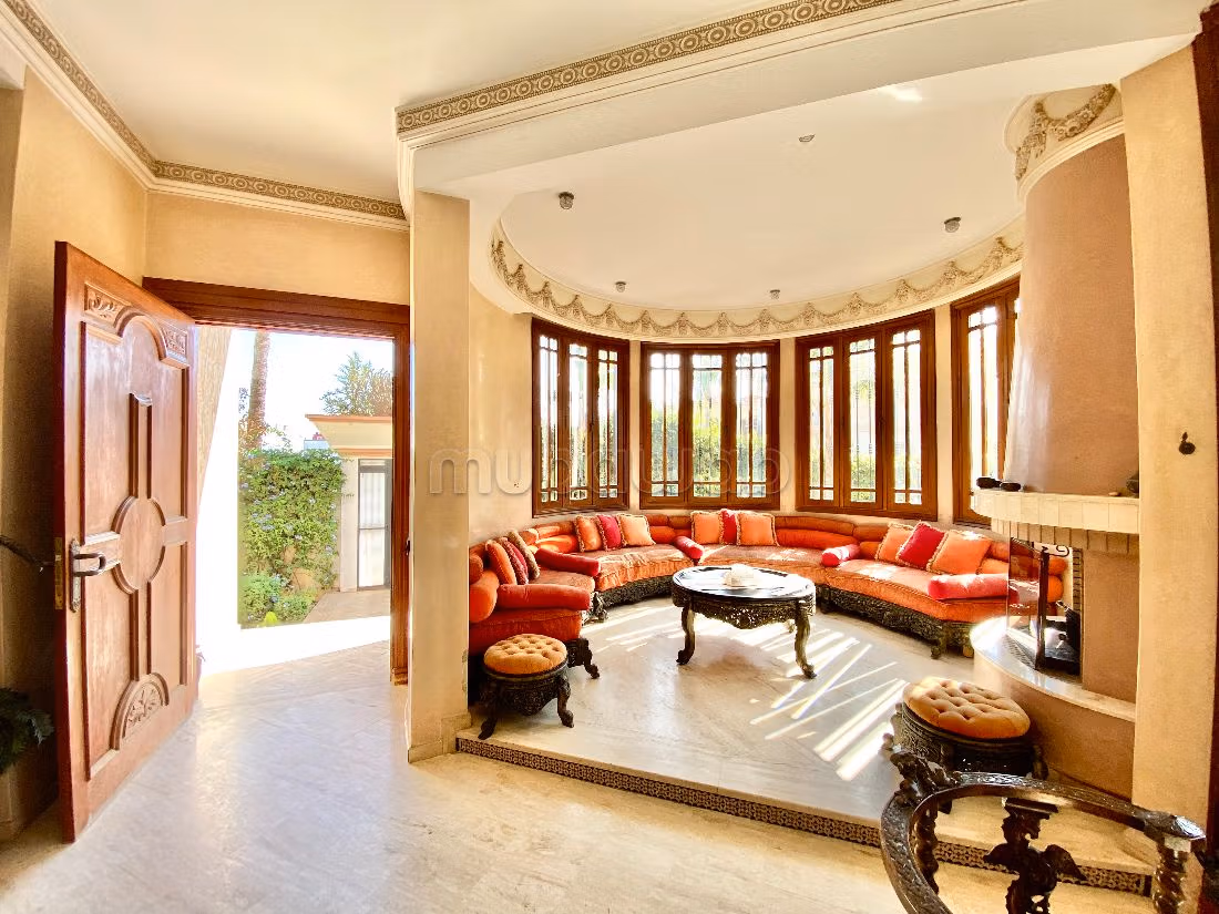 Villa's en luxe woningen om te kopen in Sidi Maarouf. 6 Kamers. Volledig gemeubileerd