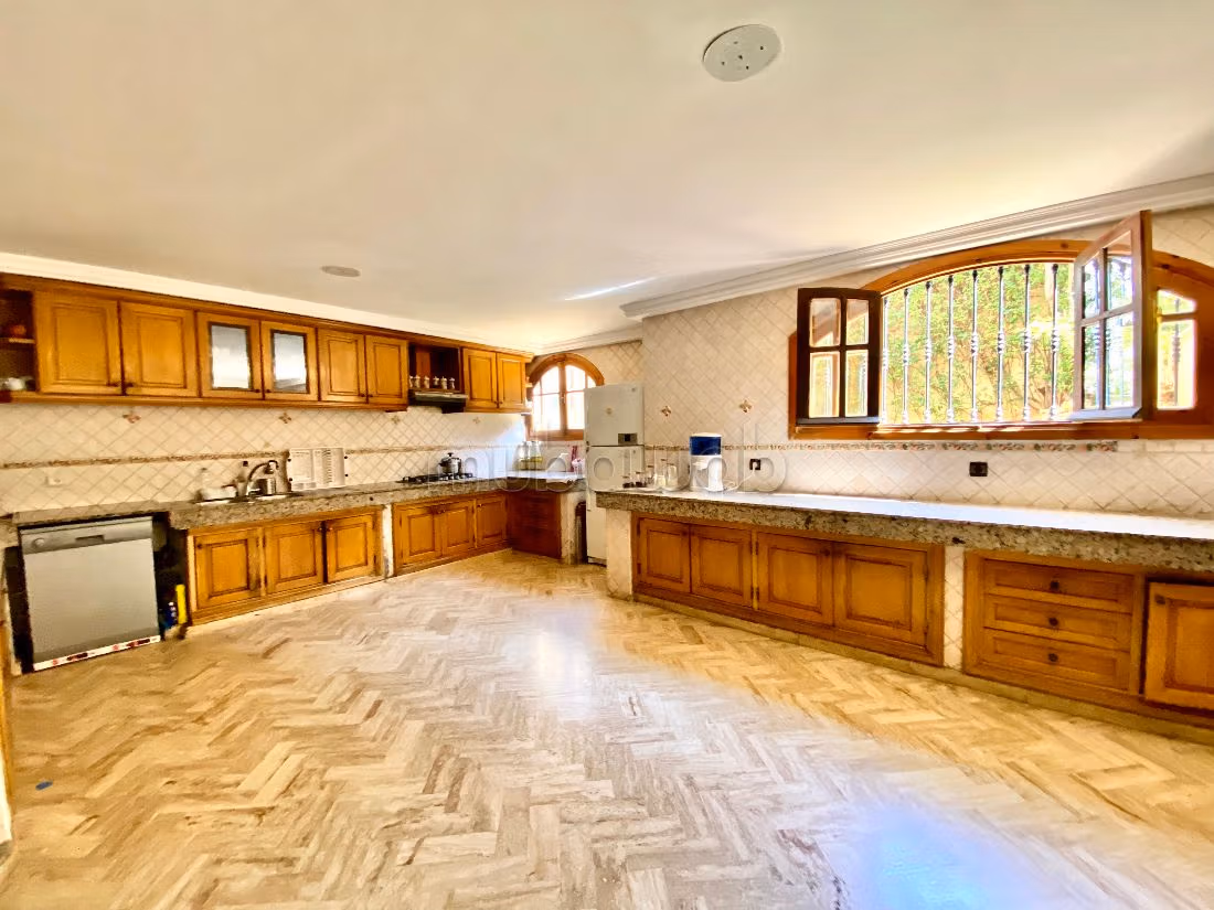 Villa's en luxe woningen om te kopen in Sidi Maarouf. 6 Kamers. Volledig gemeubileerd