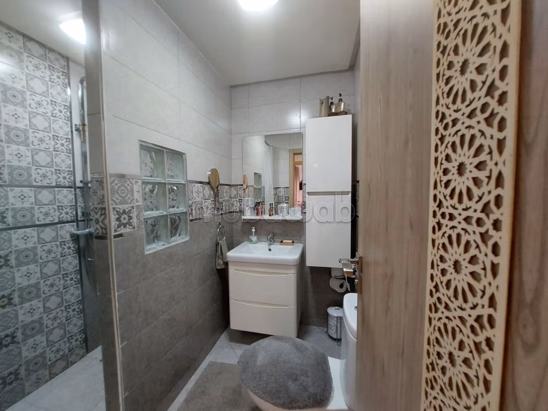 Vendita di un bell'appartamento a Ain Borja. Superficie 122 m². Arredato