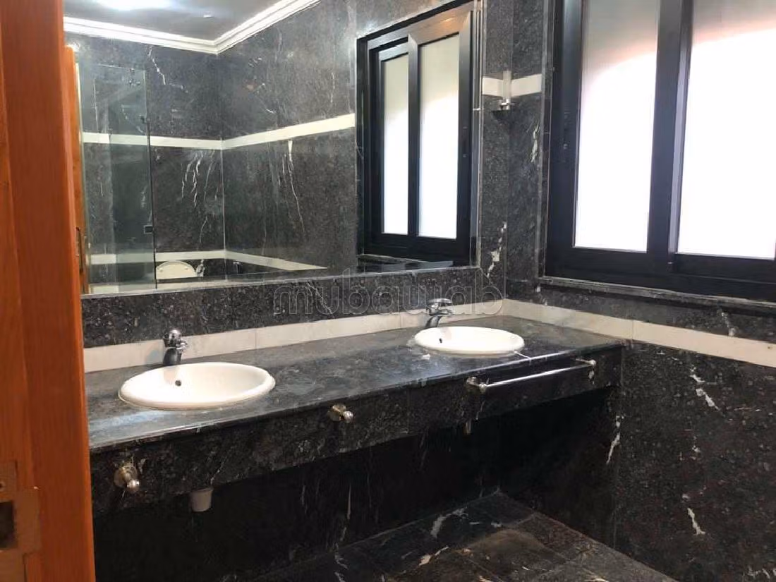 Eccezionale residenza di lusso in vendita a Camp Al Ghoul. 4 belle camere da letto. Splendida vista sulle montagne, porta blindata. 