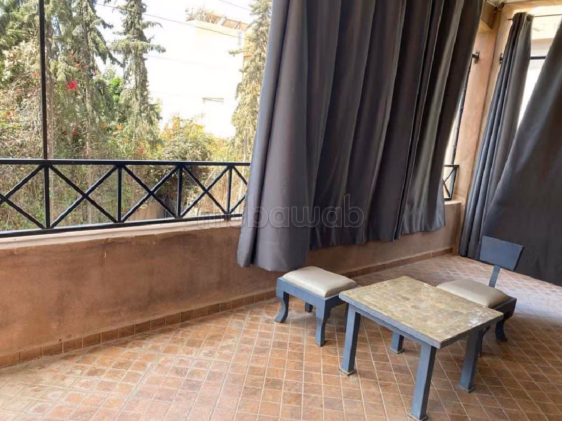 Eccezionale residenza di lusso in vendita a Camp Al Ghoul. 4 belle camere da letto. Splendida vista sulle montagne, porta blindata. 