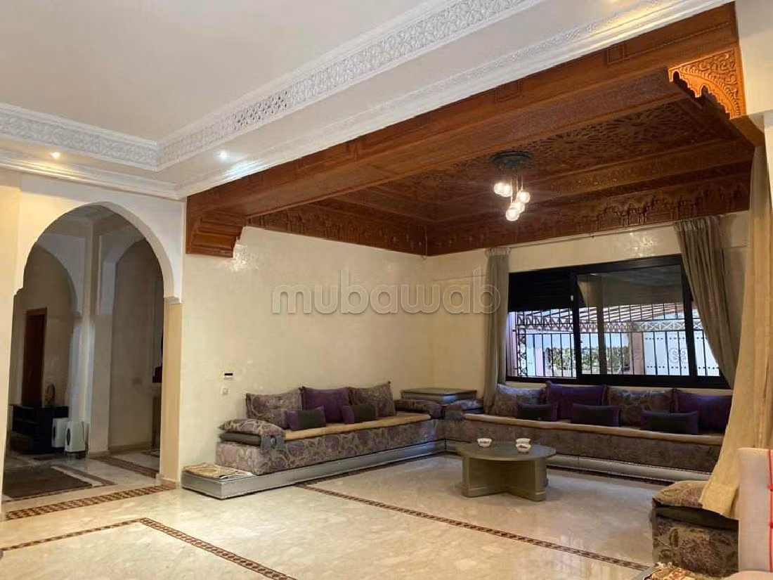 Eccezionale residenza di lusso in vendita a Camp Al Ghoul. 4 belle camere da letto. Splendida vista sulle montagne, porta blindata. 