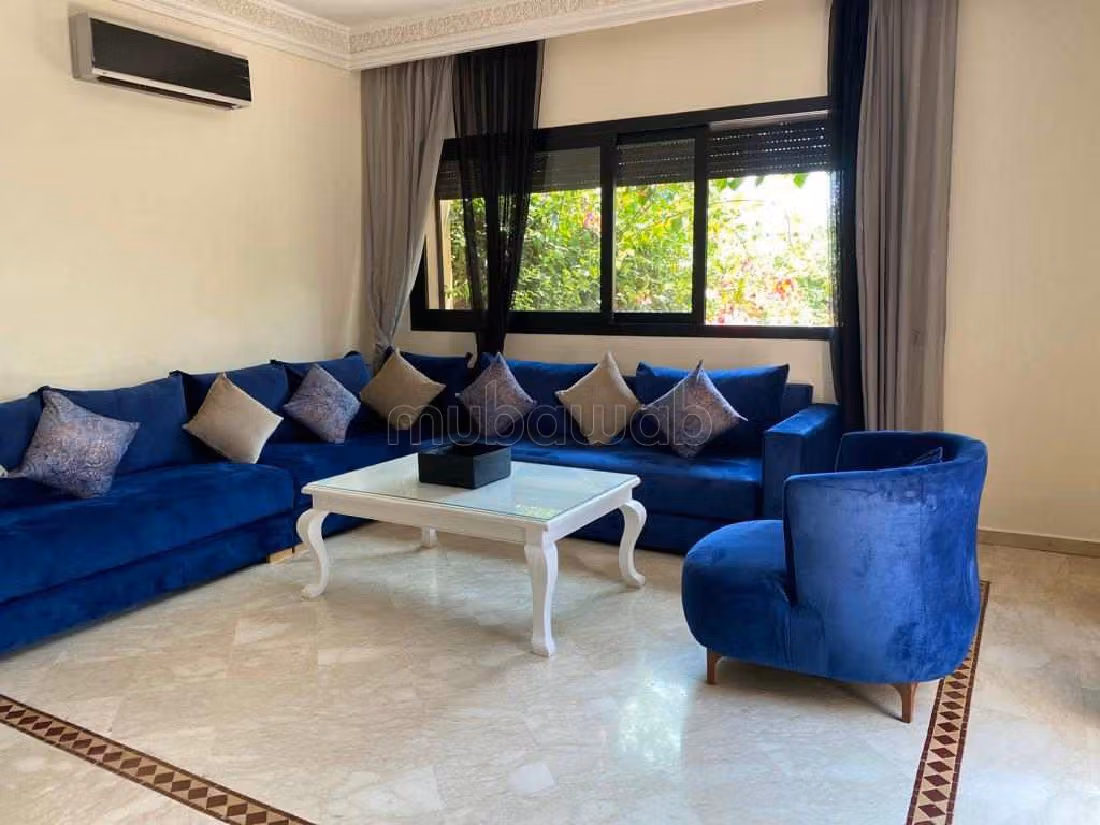 Eccezionale residenza di lusso in vendita a Camp Al Ghoul. 4 belle camere da letto. Splendida vista sulle montagne, porta blindata. 