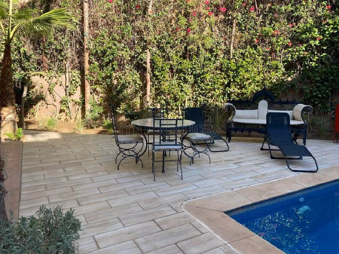 Eccezionale residenza di lusso in vendita a Camp Al Ghoul. 4 belle camere da letto. Splendida vista sulle montagne, porta blindata. 