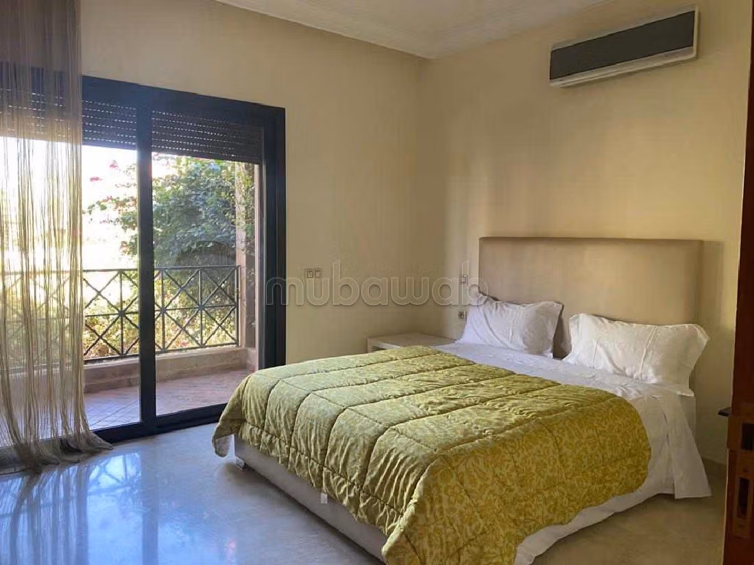 Eccezionale residenza di lusso in vendita a Camp Al Ghoul. 4 belle camere da letto. Splendida vista sulle montagne, porta blindata. 