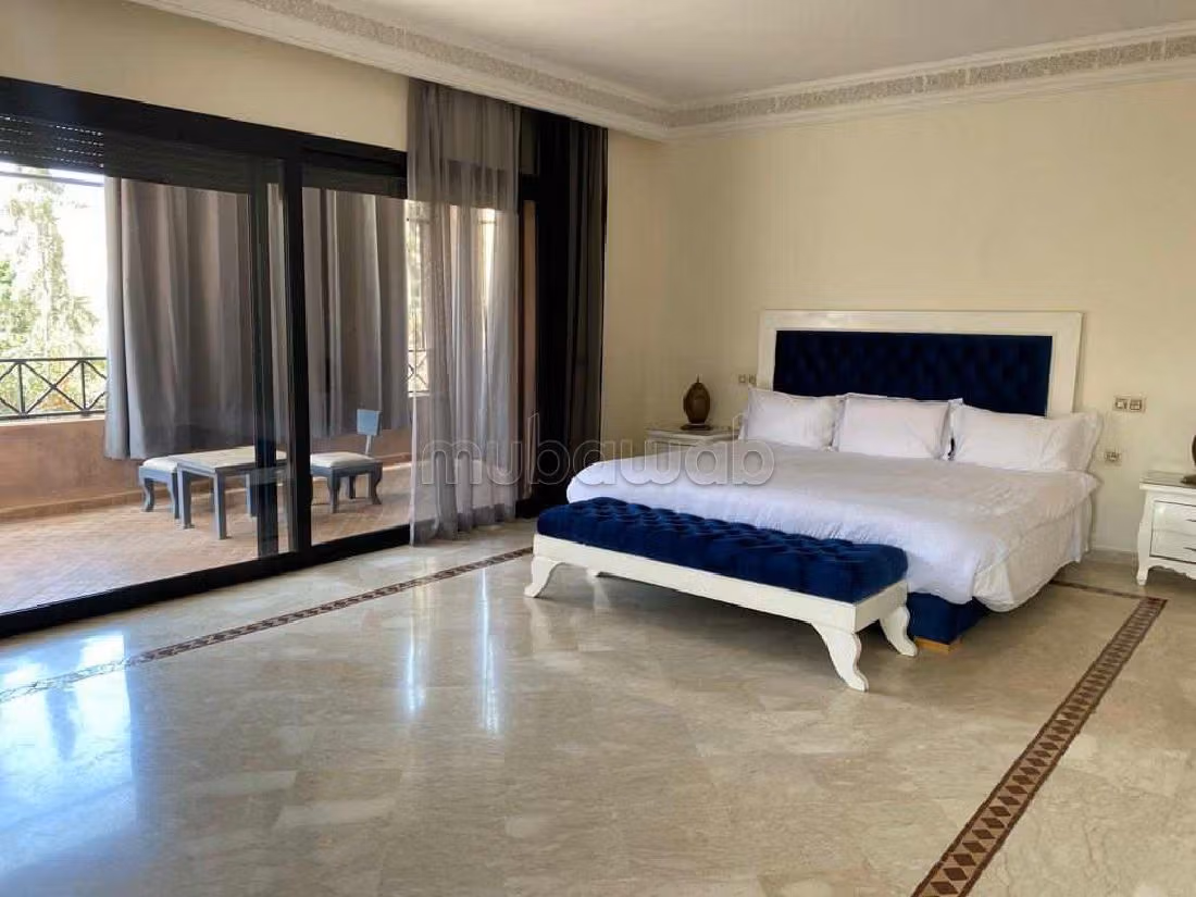 Eccezionale residenza di lusso in vendita a Camp Al Ghoul. 4 belle camere da letto. Splendida vista sulle montagne, porta blindata. 