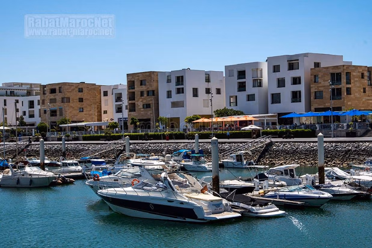 Find an apartment to buy in Bab Al Bahr. Area 111 m². Fireplace and caretaker service. 