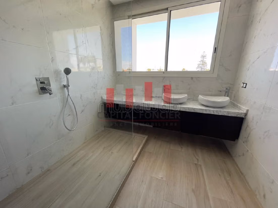 كراء فيلا ممتازة بحي السلام السيال. 5 غرف جميلة. المدفأة وحارس الإقامة