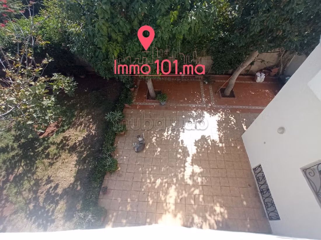 منزل فخم للبيع بالرياض. 5 غرف ممتازة. شرفة وحديقة