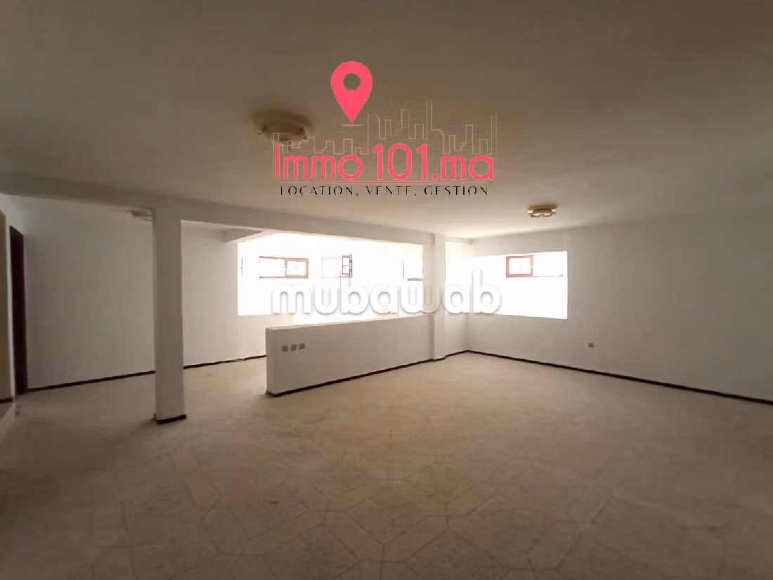 منزل فخم للبيع بالرياض. 5 غرف ممتازة. شرفة وحديقة