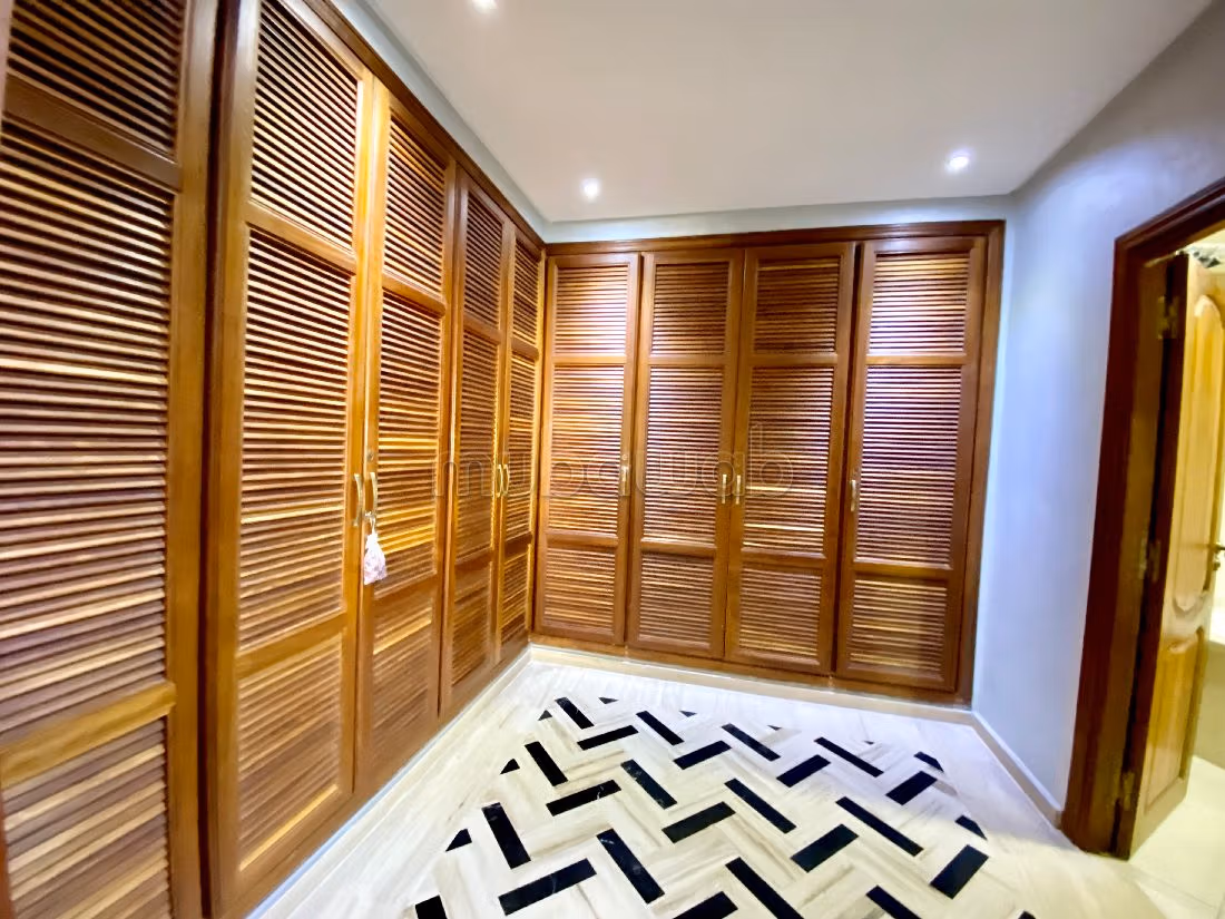 Esplendida villa en venta en Laymoune. 4 dormitorios. Típico salón marroquí, residencia segura. 