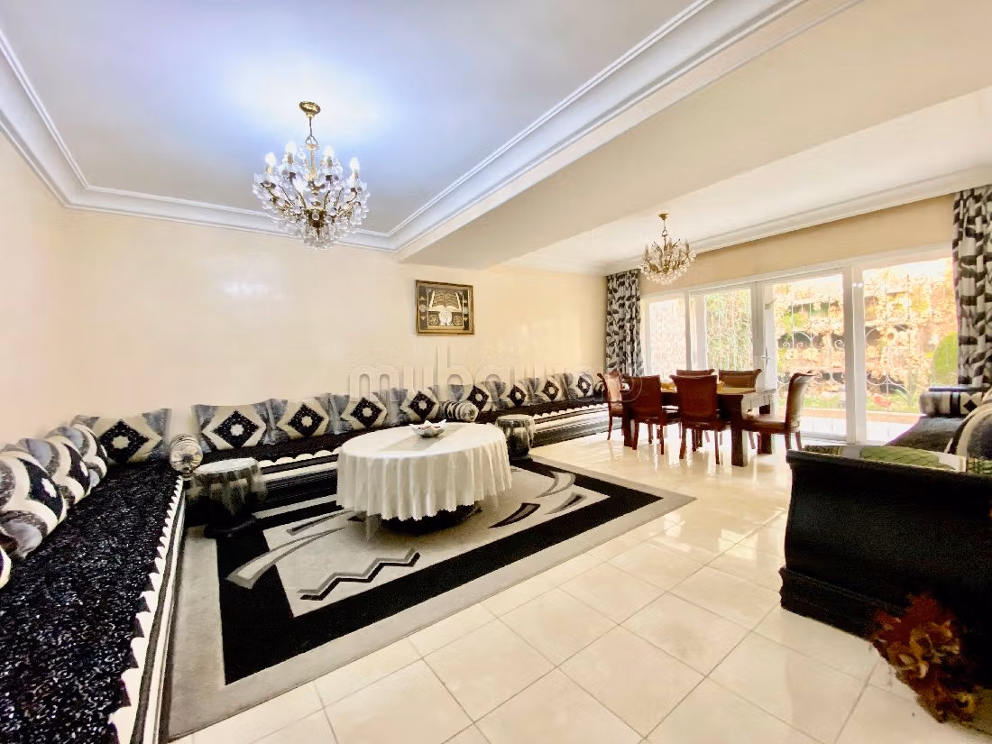 Esplendida villa en venta en Laymoune. 4 dormitorios. Típico salón marroquí, residencia segura. 