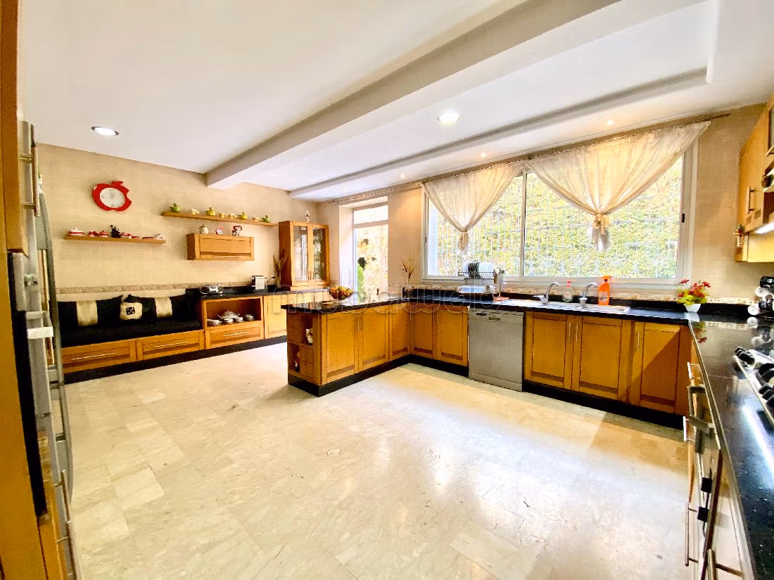 Esplendida villa en venta en Laymoune. 4 dormitorios. Típico salón marroquí, residencia segura. 