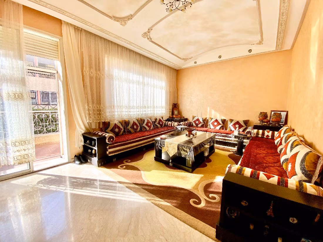 Esplendida villa en venta en Laymoune. 4 dormitorios. Típico salón marroquí, residencia segura. 