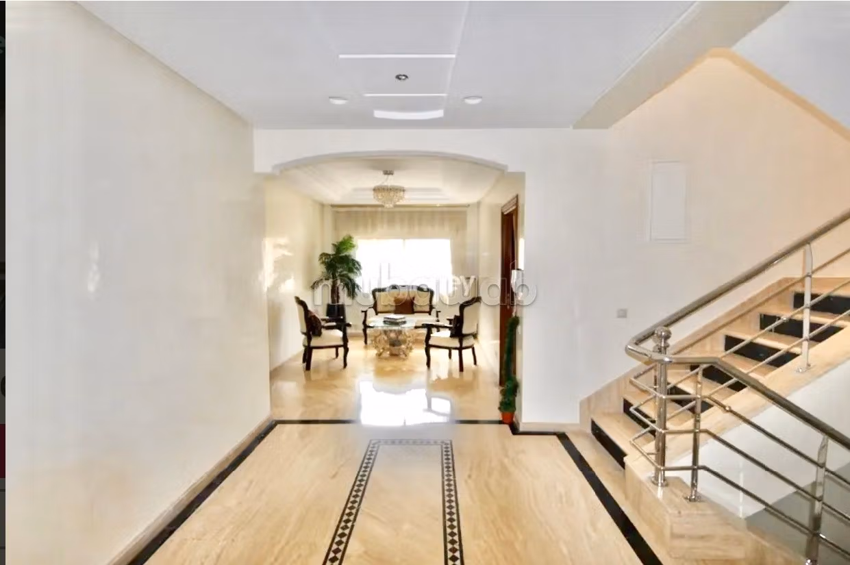 Esplendida villa en venta en Laymoune. 4 dormitorios. Típico salón marroquí, residencia segura. 