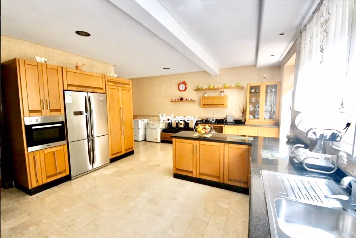 Esplendida villa en venta en Laymoune. 4 dormitorios. Típico salón marroquí, residencia segura. 