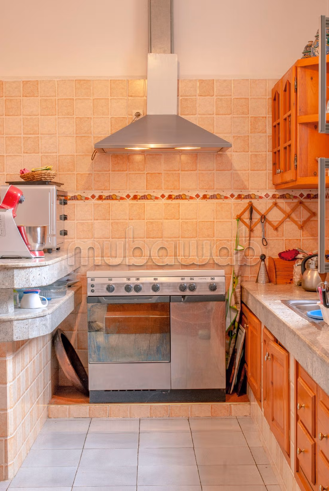 Fabulous villa for sale in Charaf. 5 large living areas. Parking spaces and garden. 