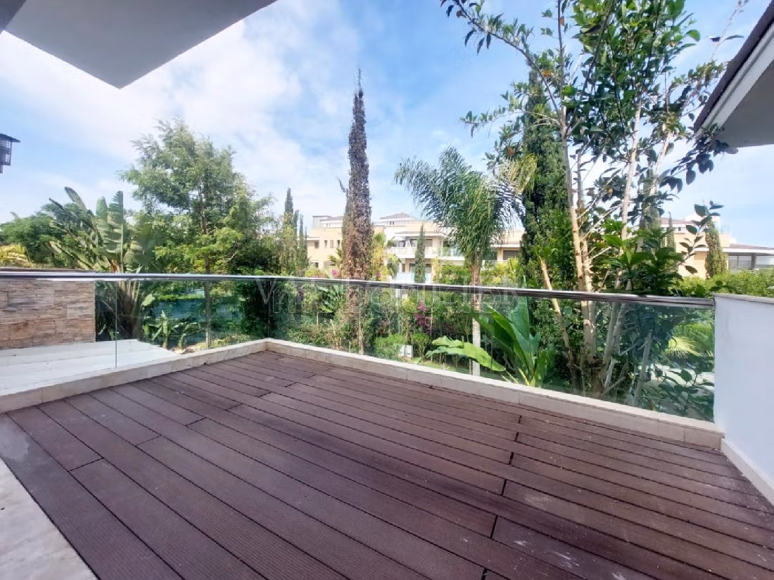 Magnifica villa in vendita. 4 belle camere da letto. Con camino e piscina. 