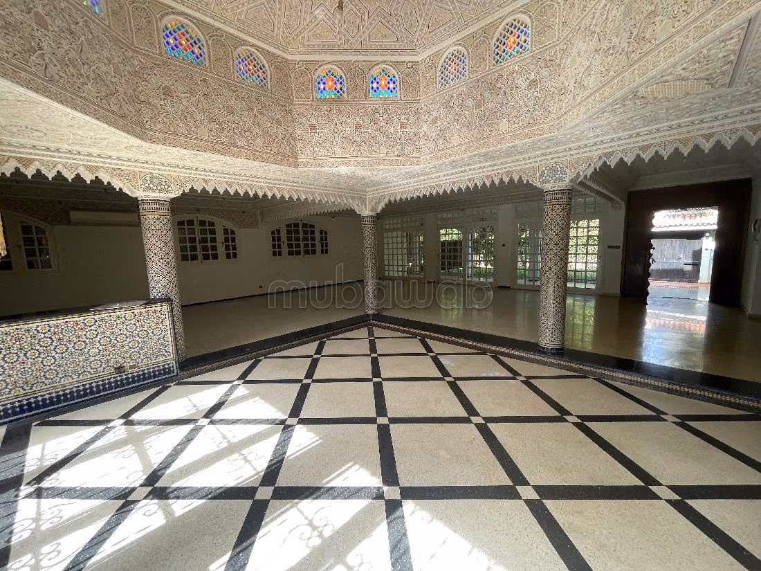 Magnifica casa di lusso in affitto a Souissi. 6 ampi locali. Servizio di concierge e condizionatore. 