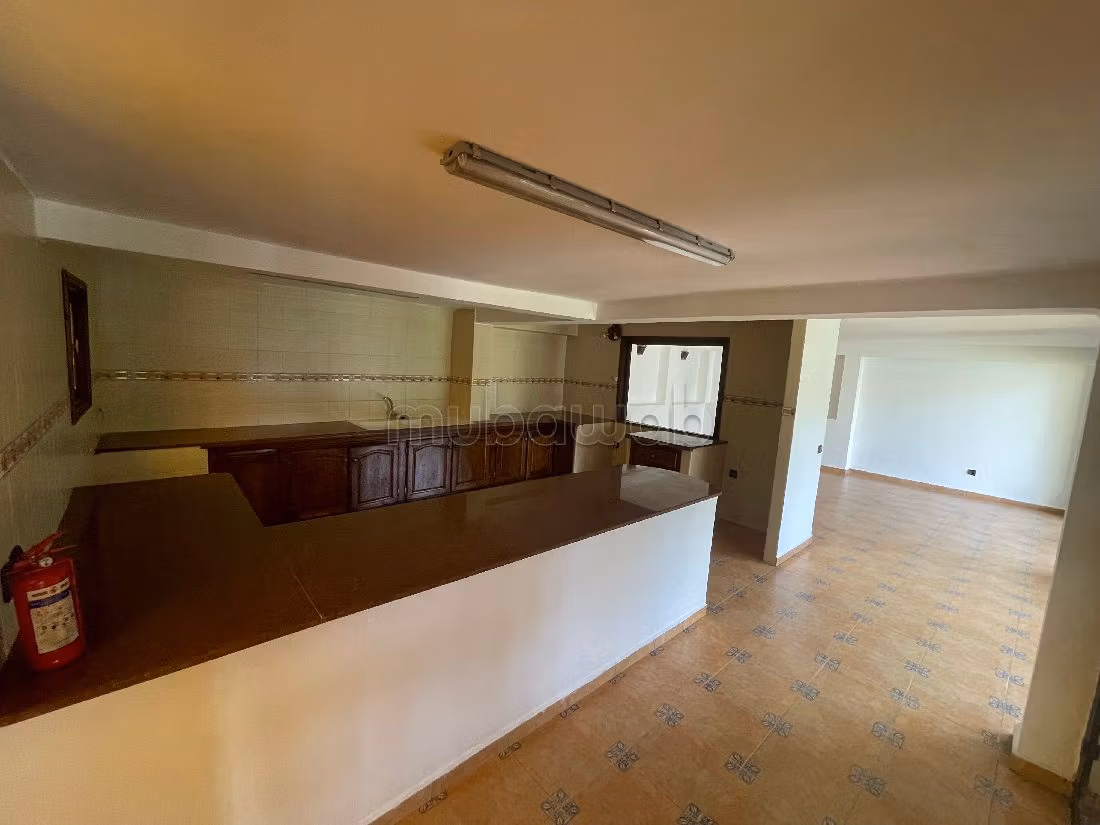 Magnifica casa di lusso in affitto a Souissi. 6 ampi locali. Servizio di concierge e condizionatore. 