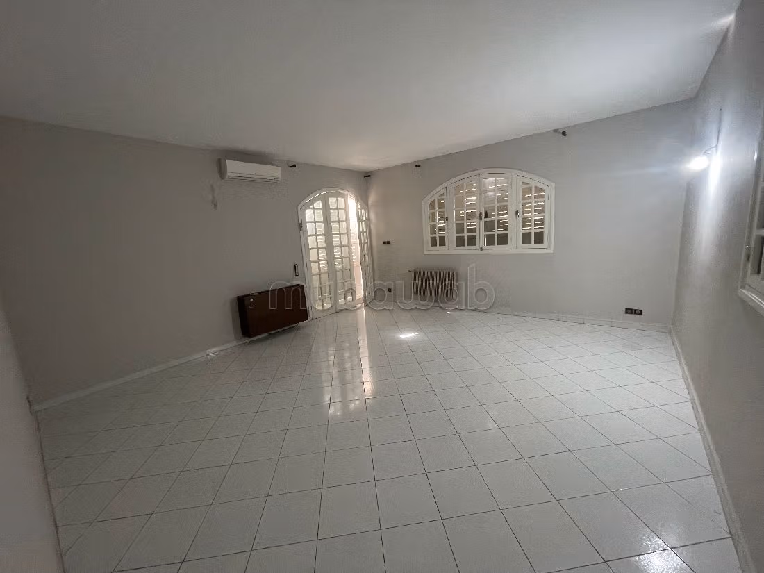 Magnifica casa di lusso in affitto a Souissi. 6 ampi locali. Servizio di concierge e condizionatore. 