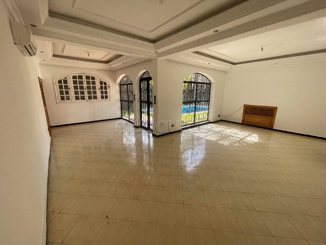 Magnifica casa di lusso in affitto a Souissi. 6 ampi locali. Servizio di concierge e condizionatore. 